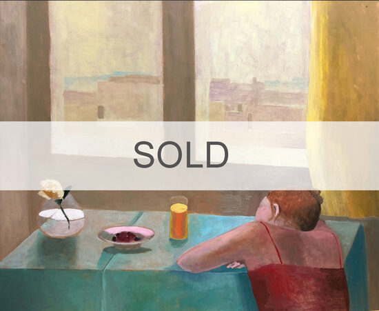 Susana Mata - Mujer apoyada en la mesa con vista de la ciudad 